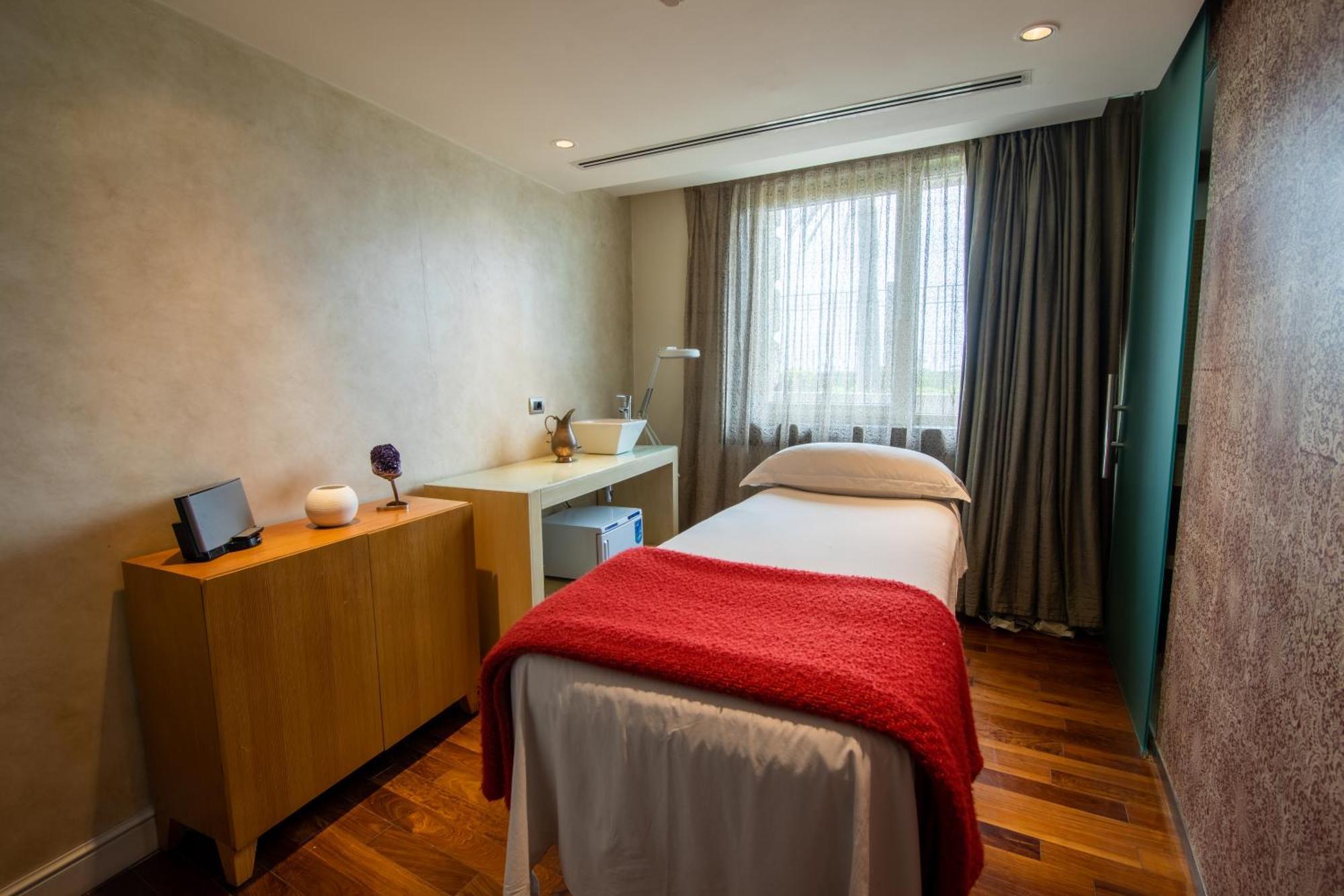 Sofitel Montevideo Casino Carrasco & Spa Exterior photo Treatment room at The Dorchester, London